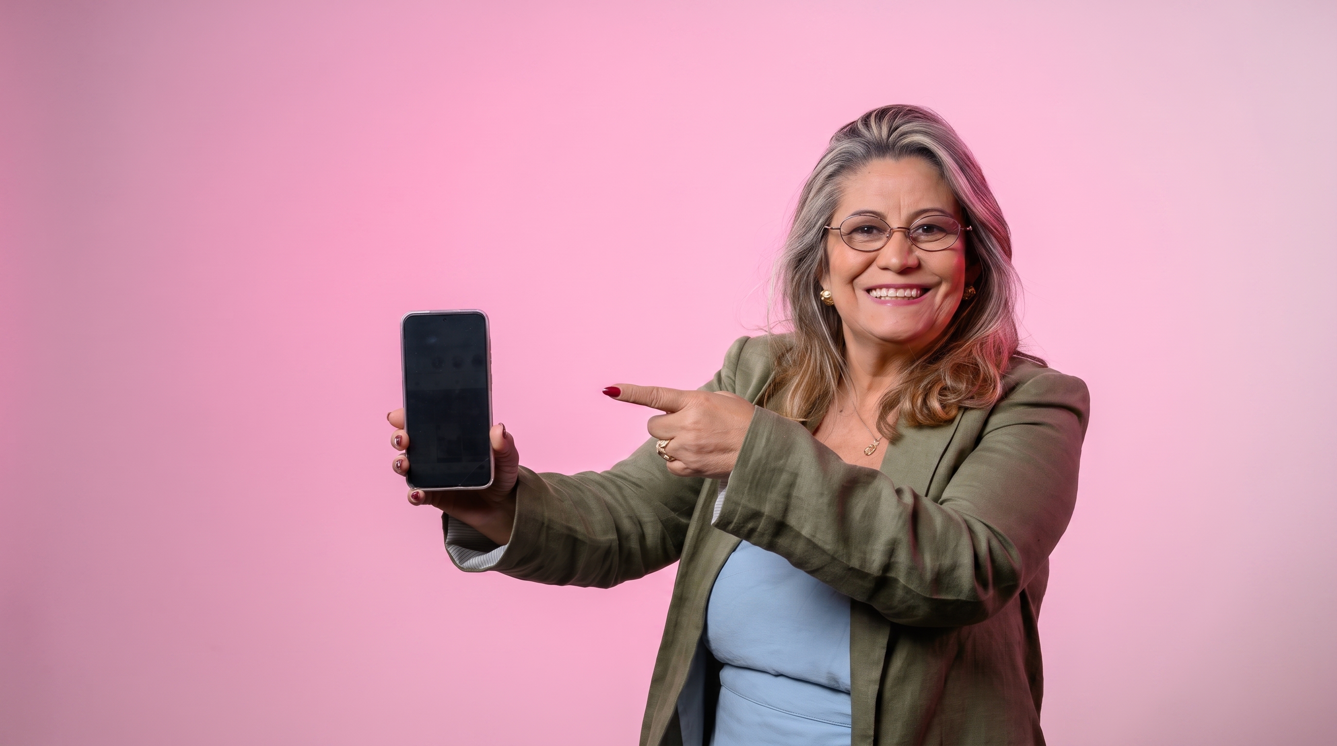 Sueli Campos apresentando um convite para participação